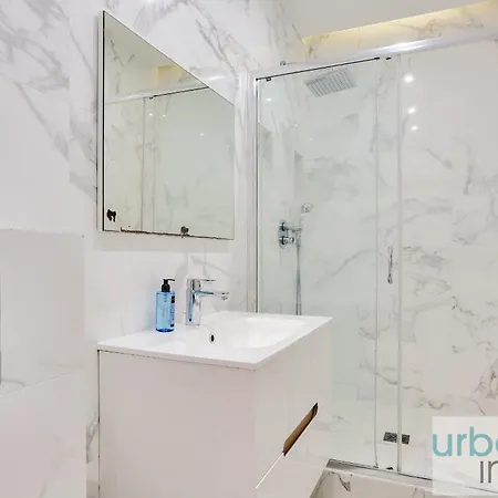 Urban Flat 67 - Spacious Flat In Apartment